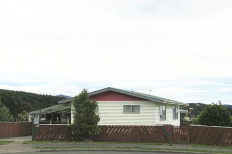 Photo of property in 10 Snowberry Grove, Timberlea, Upper Hutt, 5018