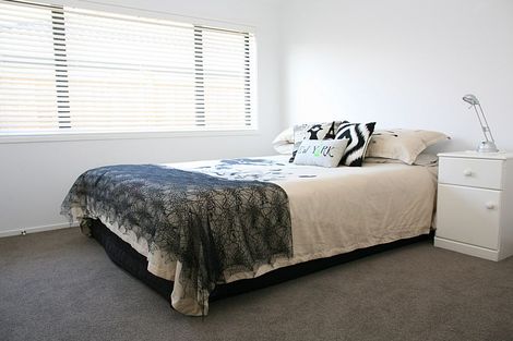 Photo of property in 10 Cooladerry Place, Rosehill, Papakura, 2113