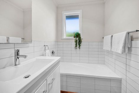 Photo of property in 211 Frankley Road, Frankleigh Park, New Plymouth, 4310