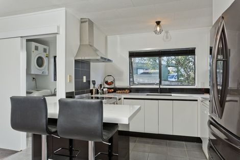 Photo of property in 1/16 Leiden Place, Totara Vale, Auckland, 0629