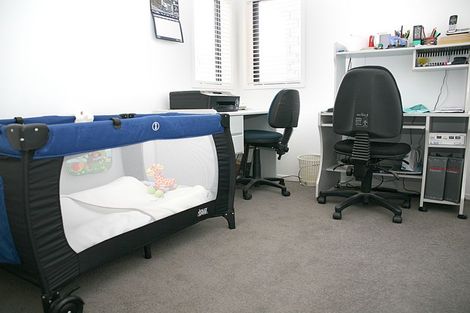 Photo of property in 10 Cooladerry Place, Rosehill, Papakura, 2113