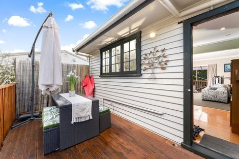 Photo of property in 49 Pupuke Road, Birkenhead, Auckland, 0627