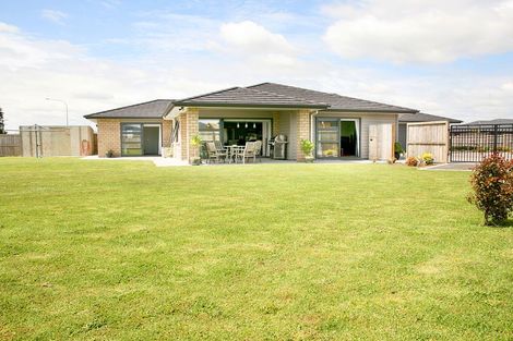 Photo of property in 10 Cooladerry Place, Rosehill, Papakura, 2113