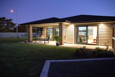 Photo of property in 10 Cooladerry Place, Rosehill, Papakura, 2113