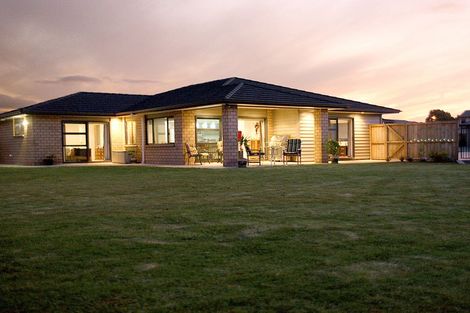 Photo of property in 10 Cooladerry Place, Rosehill, Papakura, 2113