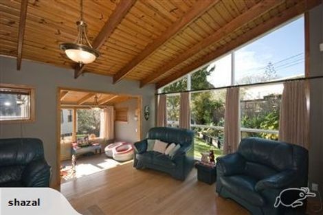 Photo of property in 2/1 Cronin Place, Beach Haven, Auckland, 0626