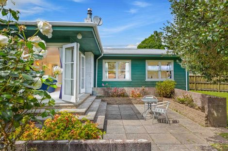 Photo of property in 35 Yeovil Road, Te Atatu Peninsula, Auckland, 0610