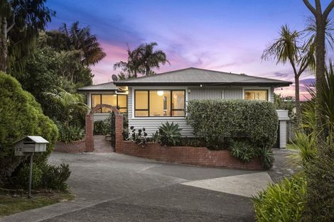 Photo of property in 12 Deane Avenue, Titirangi, Auckland, 0604