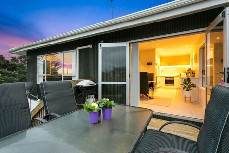Photo of property in 2/37 Shanaway Rise, Hillcrest, Auckland, 0627