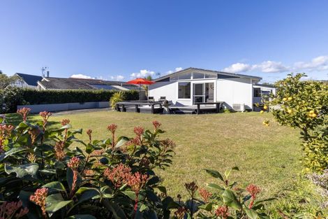 Photo of property in 11 Hadfield Place, Paraparaumu Beach, Paraparaumu, 5032
