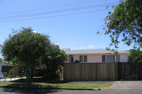 Photo of property in 21 Dundee Place, Blockhouse Bay, Auckland, 0600