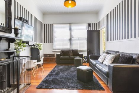 Photo of property in 14 Collingwood Road, Waiuku, 2123