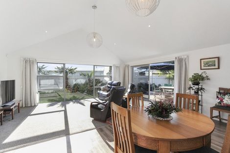 Photo of property in 2a Portland Drive, Highlands Park, New Plymouth, 4312