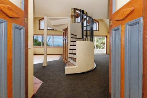 Photo of property in 92 Piha Road, Piha, 0772