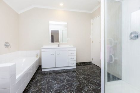 Photo of property in 17 Birkinshaw Grove, Riverstone Terraces, Upper Hutt, 5018