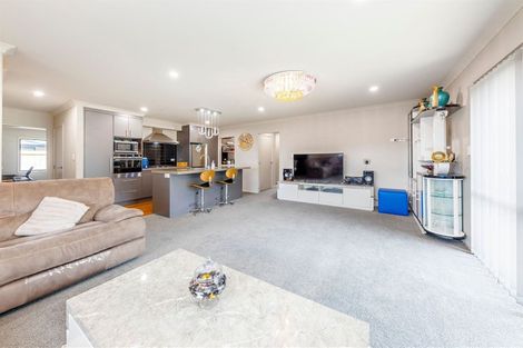 Photo of property in 9 Dumas Place, Rosehill, Papakura, 2113