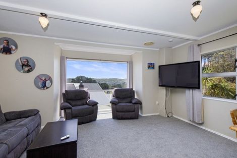 Photo of property in 52 Colchester Crescent, Newlands, Wellington, 6037