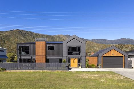 Photo of property in 15 Beach Road, Waikawa, Picton, 7220