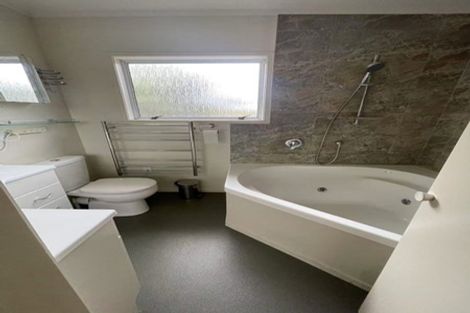 Photo of property in 14 Cobblestone Lane, Hillcrest, Auckland, 0627