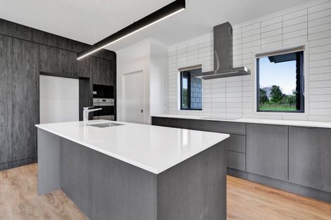 Photo of property in 31 Ninia Road, Paraite, New Plymouth, 4373