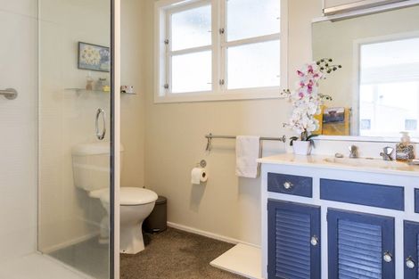 Photo of property in 11 Earle Place, Acacia Bay, Taupo, 3330