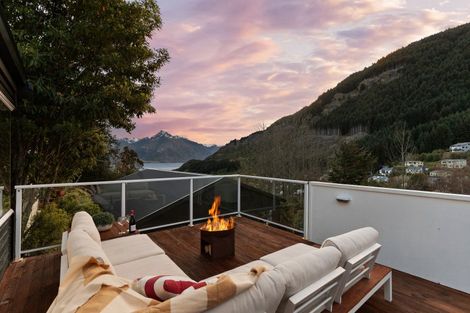 Photo of property in 12 Mackinnon Terrace, Sunshine Bay, Queenstown, 9300