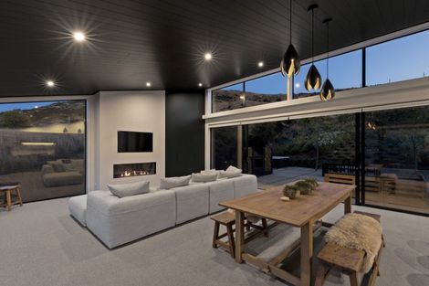 Photo of property in 8 Spring Hill Road, Kelvin Heights, Queenstown, 9300