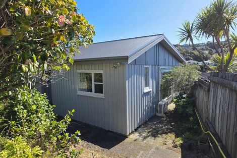 Photo of property in 11 Glanmire Road, Newlands, Wellington, 6037