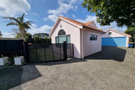 Photo of property in 83b Old Lake Road, Narrow Neck, Auckland, 0624