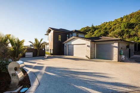 Photo of property in 15 Glenorchy Way, Aotea, Porirua, 5024