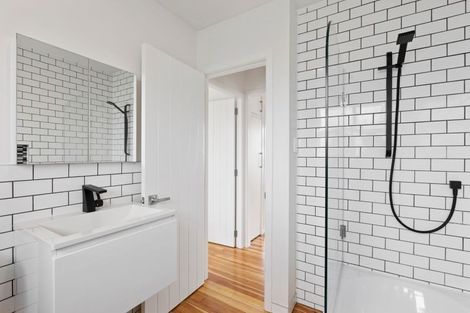 Photo of property in 2/116 Beach Haven Road, Beach Haven, Auckland, 0626