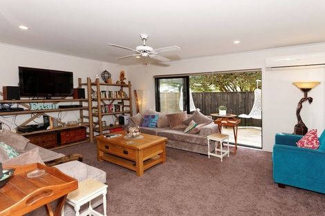 Photo of property in 11a Gane Lane, Te Atatu Peninsula, Auckland, 0610