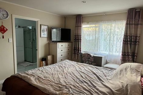 Photo of property in 30 Taupiko Place, Green Bay, Auckland, 0604