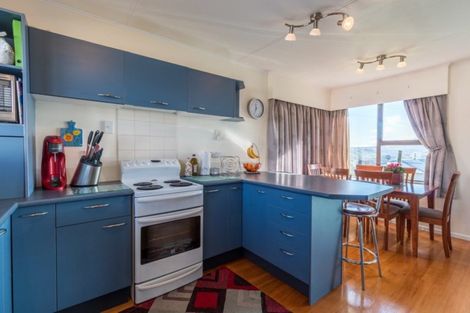 Photo of property in 13 Brooker Grove, Newlands, Wellington, 6037