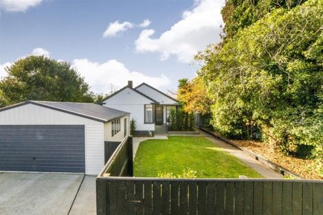Photo of property in 4 Crewe Crescent, Hokowhitu, Palmerston North, 4410