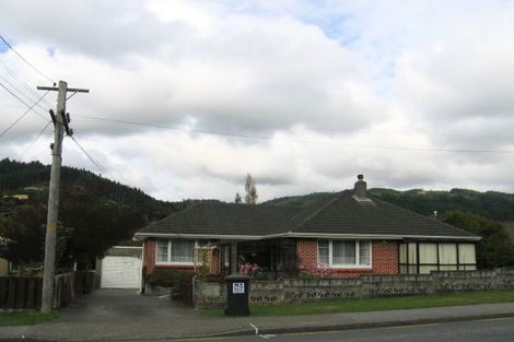 Photo of property in 15 Pinehaven Road, Pinehaven, Upper Hutt, 5019