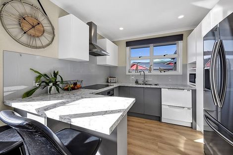 Photo of property in 12 Green Lane, Hawera, 4610