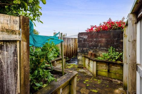 Photo of property in 81 Omata Road, Marfell, New Plymouth, 4310