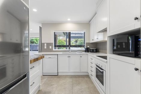 Photo of property in 2/9 Perendale Close, Somerville, Auckland, 2014