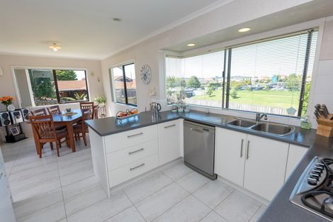Photo of property in 34 Pinewood Grove, Botany Downs, Auckland, 2010