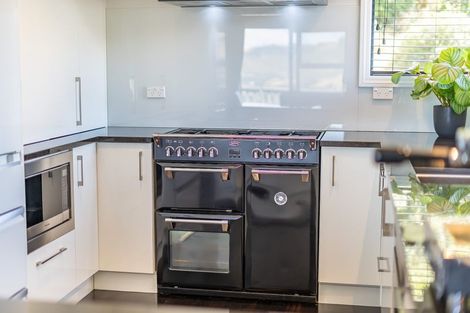 Photo of property in 11 Chastudon Place, Tawa, Wellington, 5028