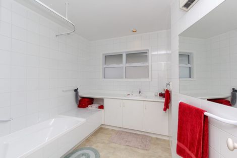 Photo of property in 14 Del Mar Place, Merrilands, New Plymouth, 4312