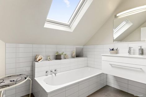 Photo of property in 242 The Parade, Island Bay, Wellington, 6023