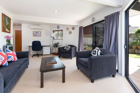 Photo of property in 2/5 Perendale Close, Somerville, Auckland, 2014