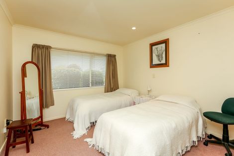 Photo of property in 18 Kinross Drive, Merrilands, New Plymouth, 4312