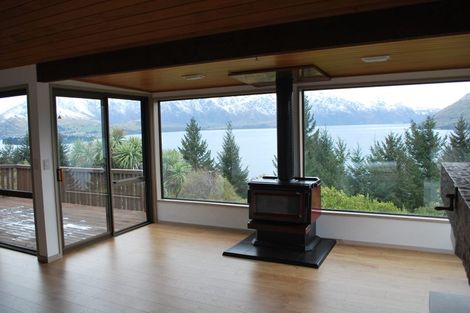 Photo of property in 28 Mckerrow Place, Sunshine Bay, Queenstown, 9300