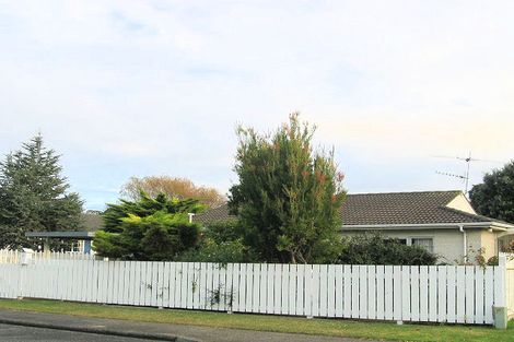 Photo of property in 13 Greenwood Place, Paraparaumu, 5032