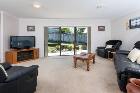 Photo of property in 34 Pinewood Grove, Botany Downs, Auckland, 2010