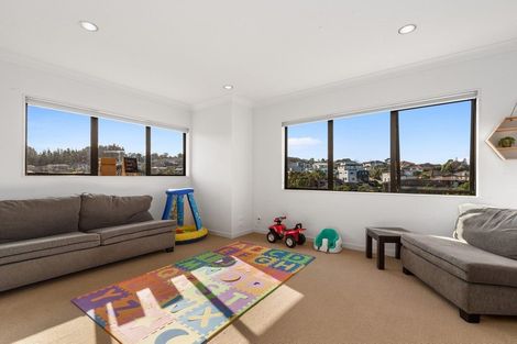 Photo of property in 25 Trotting Terrace, Fairview Heights, Auckland, 0632