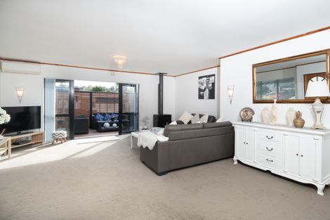 Photo of property in 13 Zefiro Drive, Massey, Auckland, 0614